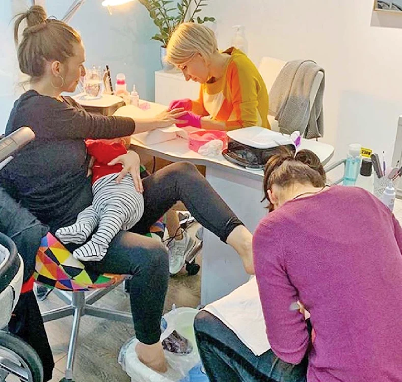 Artista pofteşte la dulciuri şi s-a mai rotunjit puţin