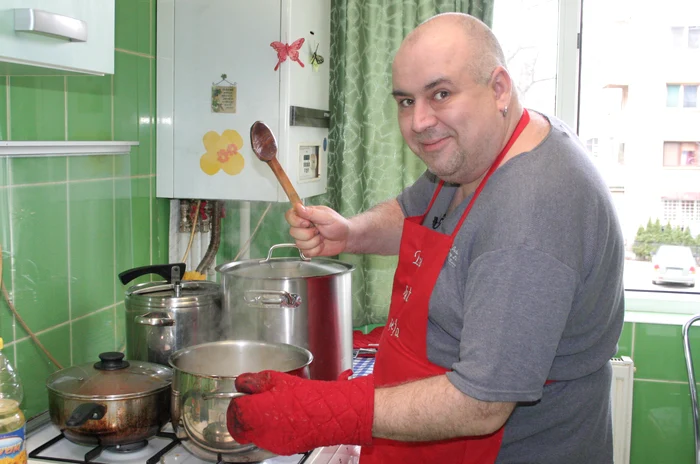 
    Toni Ionescu găteşte friptură de Paşte  