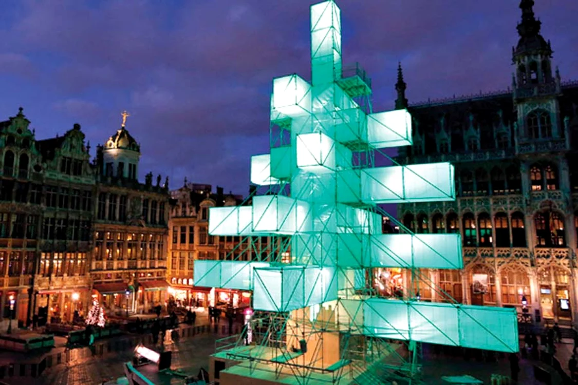 Bradul de anul acesta din Paris,  de la Galeriile Lafayette, are peste  21 de metri înălţime şi peste  5.000 de cristale Swarovski