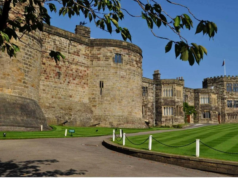 Castelul Skipton- Este unul dintre cele maivechi castele din Marea Britanie, dar şi unul dintre cel mai bine păstrat. El a fost construit în anul 1090, în zona de nord a provinciei Yorkshire, şi a fost renovat în secolul al XVII-lea.