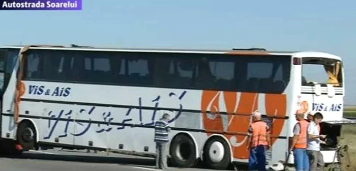 Un autocar în care erau 53 de persoane s-a răsturnat, duminică, pe Autostrada Soarelui