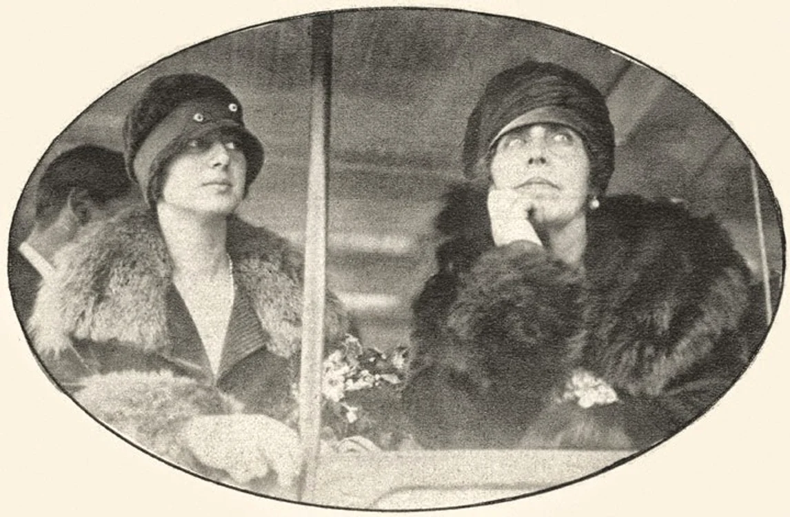 9 regina maria dreapta alaturi de principesa ileana admirand maretul new york jpg jpeg