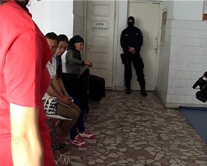 Percheziţii la policlinica numarul 2 şi la Casa de Pensii din Piteşti