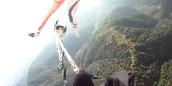 Rusul a avut ghinion şi un vultur s-a încurcat în sforile parapantei