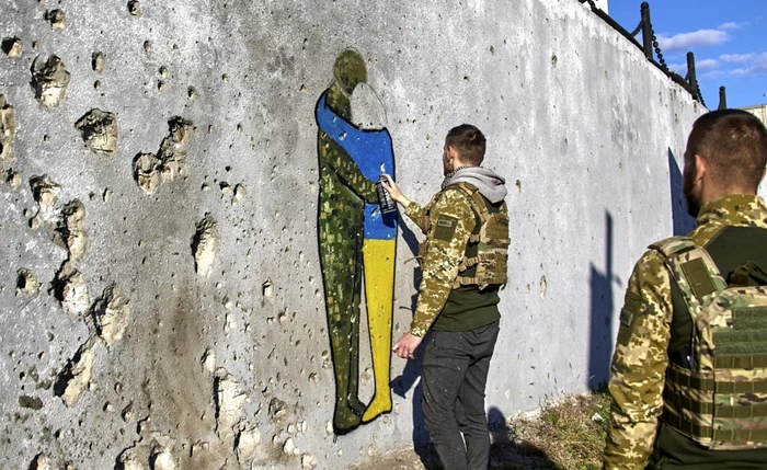 Artiști ucraineni pictează grafitti în orașul Kupiansk după eliberare FOTO EPA-EFE