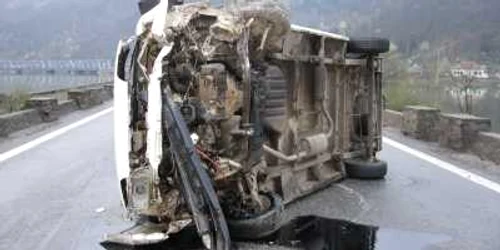 A lovit parapetul incercad sa evite stancile cazute in carosabil