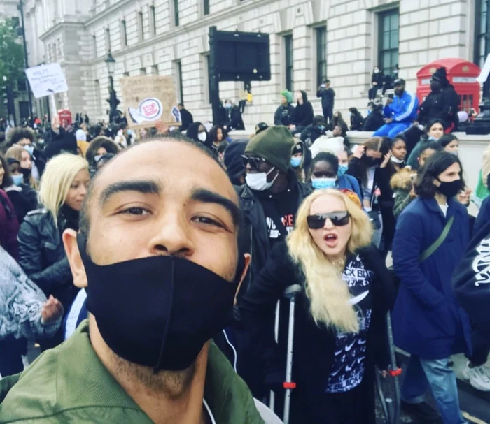 Madonna, printre protestatarii din Londra FOTO Twitter