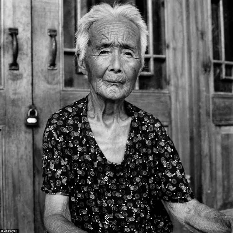 
    Femeile au peste 80 de ani şi trăiesc în satele chineze  