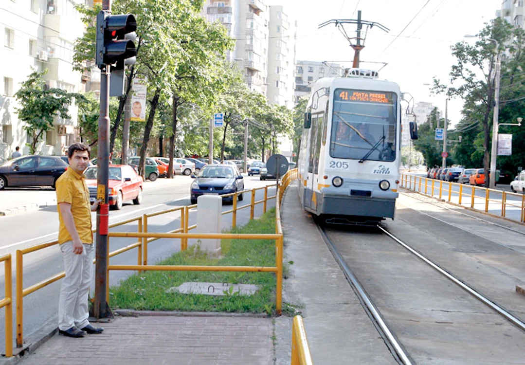 Semaforul poate schimba „verdele”  acordat pietonilor în „roşu”, pentru  a permite trecerea tramvaielor