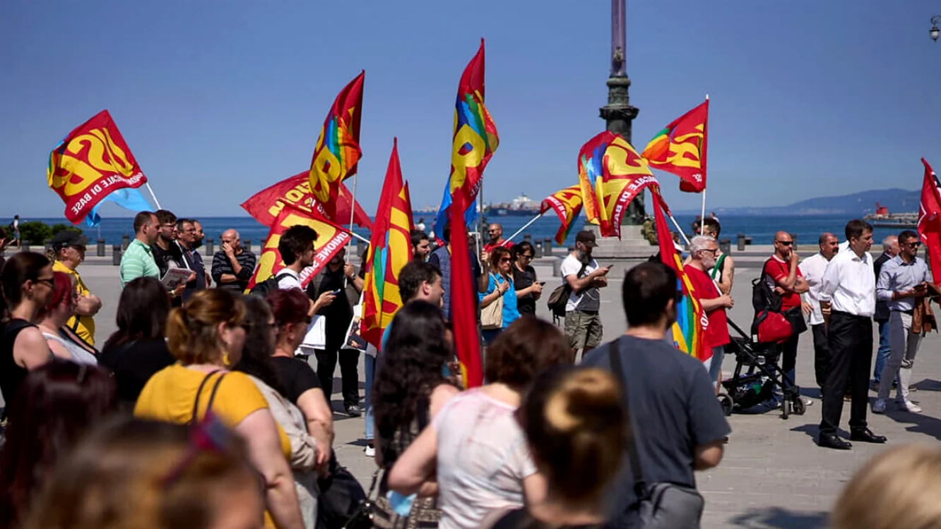 Sute de muncitori protestează la Trieste. FOTO: TriestePrima