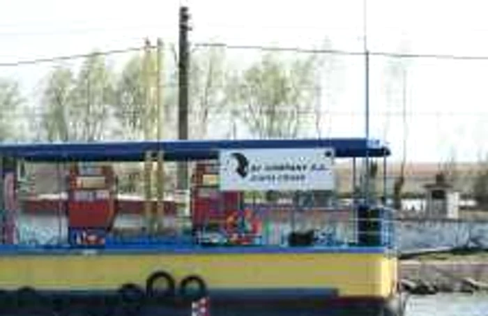 Benzinaria plutitoare de la Crisan