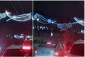 Decorațiuni de Crăciun căzute pe o trecere de pietoni din Sectorul 4