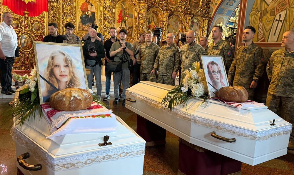 Kievul le-a plâns pe surorile ucise de o rachetă rusă care a țintit blocul în care locuiau. Tatăl lor a murit pe front acum 3 ani