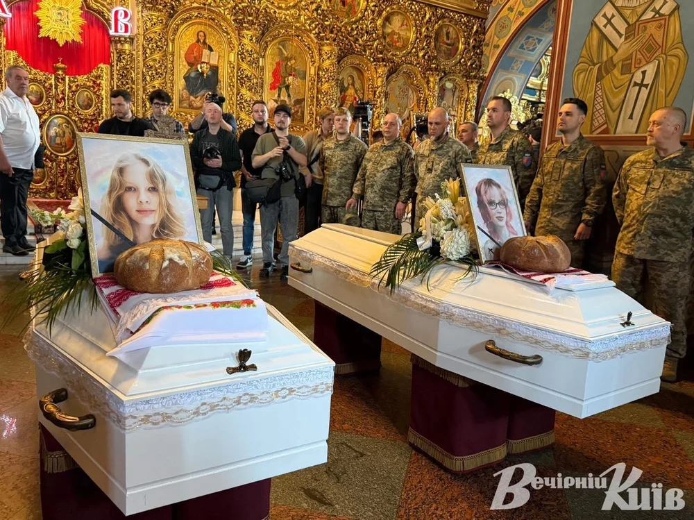 Kievul le-a plâns pe surorile ucise de o rachetă rusă care a țintit blocul în care locuiau. Tatăl lor a murit pe front acum 3 ani