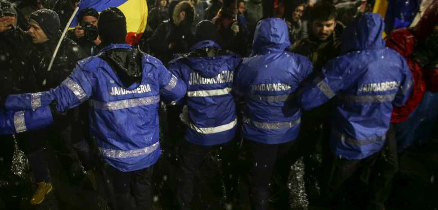 Îmbrânceli între jandarmi şi protestatari  FOTO Inquam / Octav Ganea