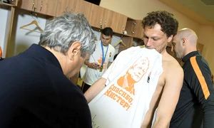 Românul  le a dat  autografe  jucătorilor  jpeg