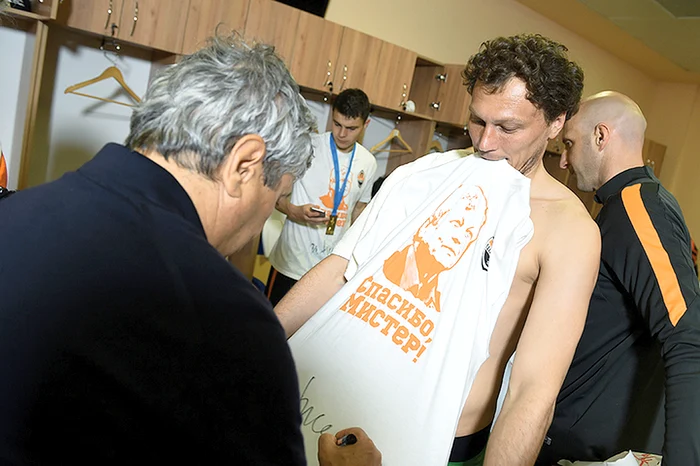 Românul le-a dat autografe jucătorilor