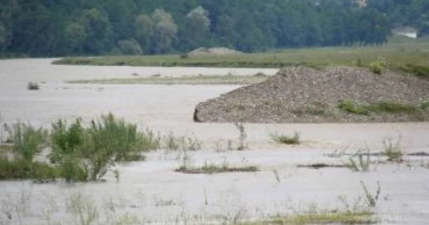 Suceava: Ploile abundente şi debitul mărit al râului Moldova au rupt digul staţiei de alimentare cu apă Baia III din Fălticeni