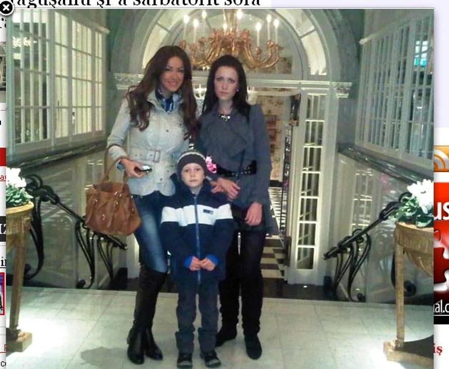 
    Bianca alături de sora ei şi de nepoţel  