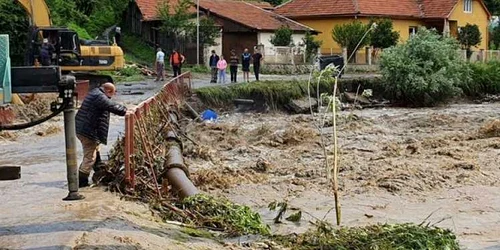 valea jiului drumul rupt de viituri