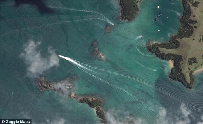 Aşa arată urma lăsată de o barcă: spumă albă rămâne în spate