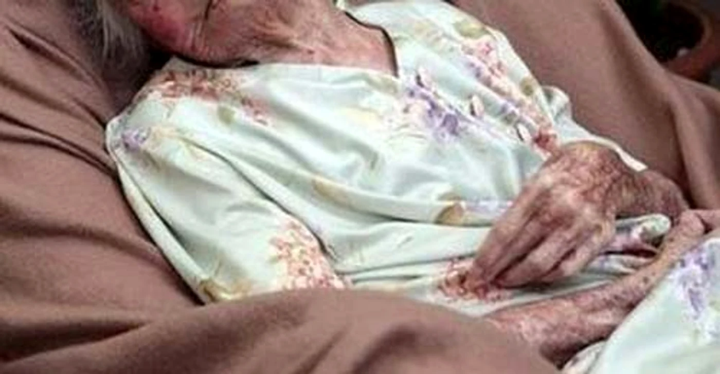 
    Bătrâna era neglijată de către familia ei  