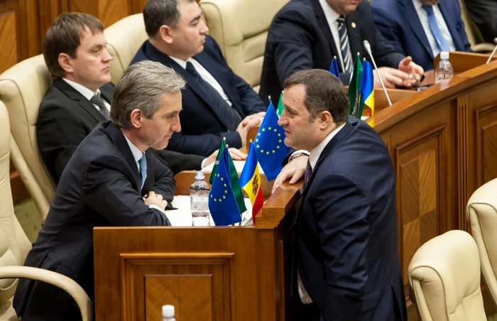 Iurie Leancă şi Vlad Filat în timpul şedinţei Parlamentului. FOTO Alexandru Tarlev