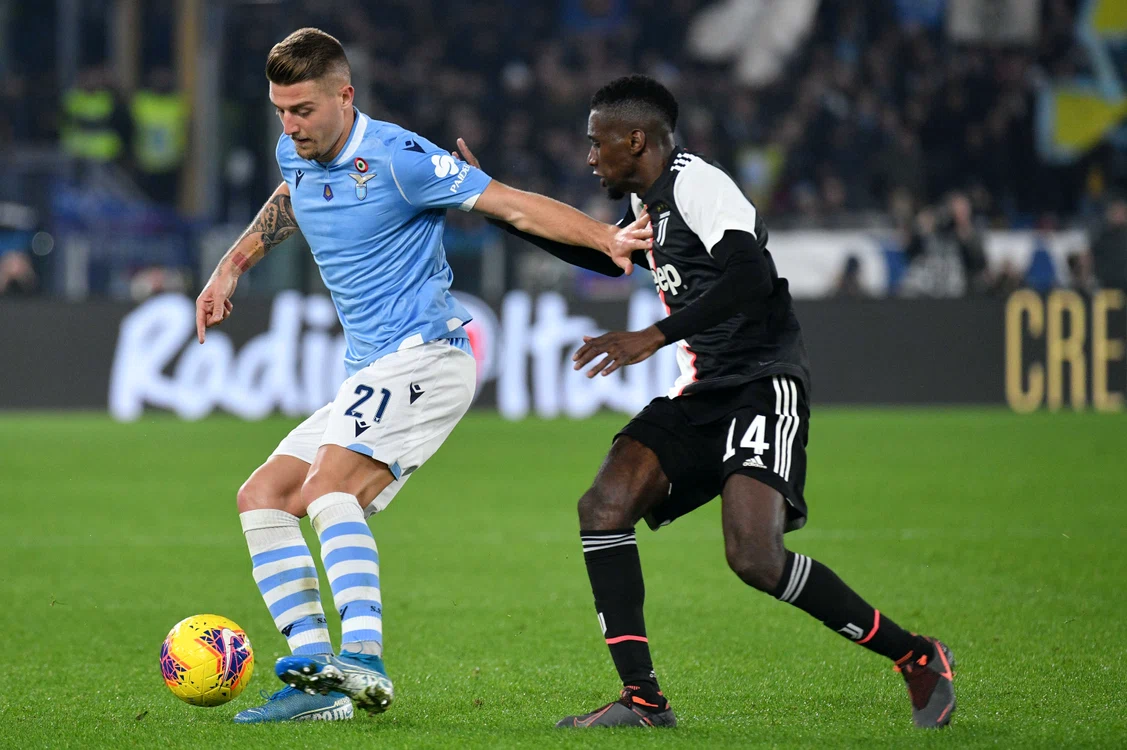 Sergej Milinkovic Savic își dispută balonul cu Blaise Matuidi într-un derby Lazio - Juventus, pe Stadio Olimpico din RomaFoto: Guliver / GettyImages