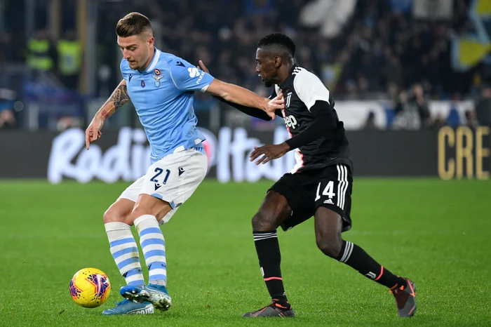 Sergej Milinkovic Savic își dispută balonul cu Blaise Matuidi într-un derby Lazio - Juventus, pe Stadio Olimpico din RomaFoto: Guliver / GettyImages