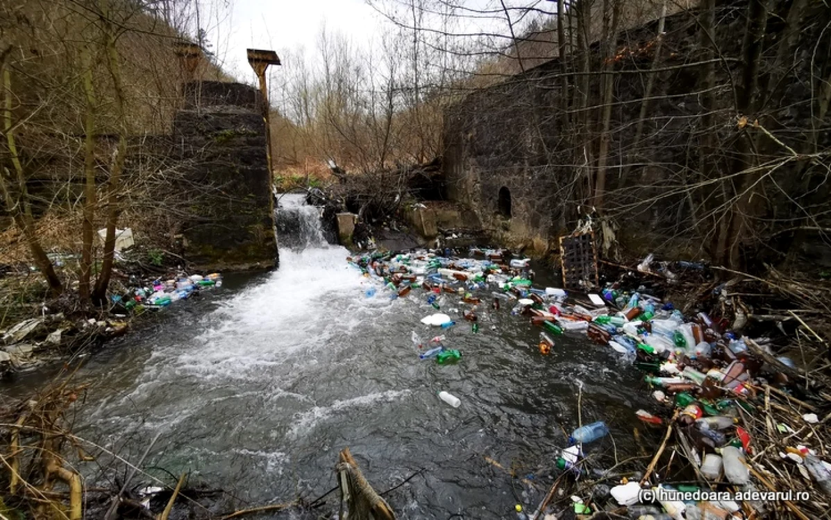 Ruinele barajului Zlaşti. Foto: Daniel Guţă. ADEVĂRUL