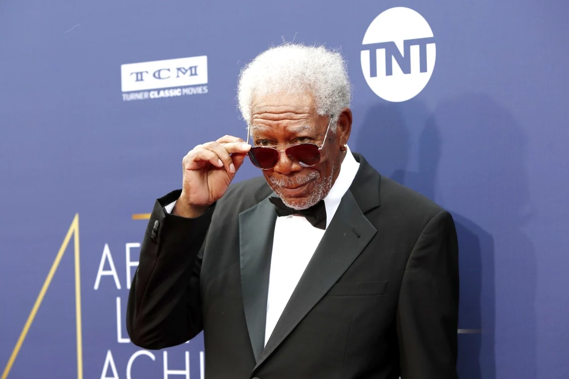 Morgan Freeman actor portret costum ochelari soare EPA-EFE / Nina Prommer
