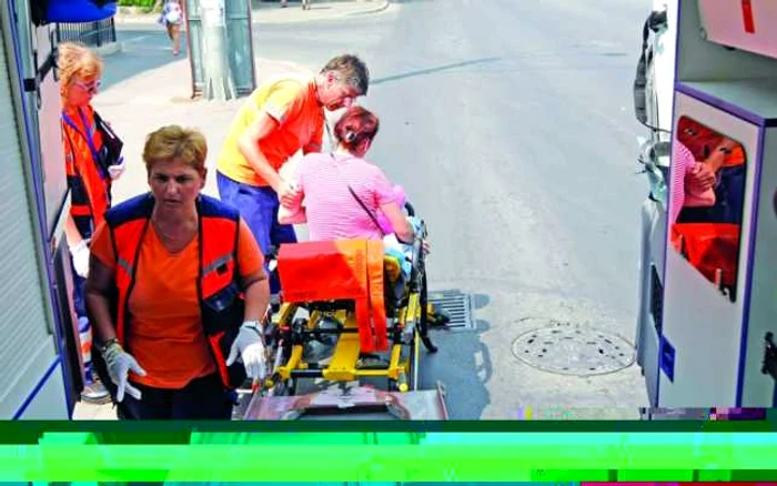 Medicii de pe ambulantă lucrează la foc continuu FOTO Eduard Enea