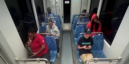 Un bărbat a înjunghiat mortal o refugiată din Ucraina într-un tramvai din orașul Charlotte, SUA FOTO captura video