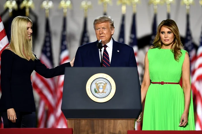 
    Ivanka, în umbra Melaniei la ceremonia de învestire a lui Donald Trump, în ianuarie 2017foto: Getty Images  