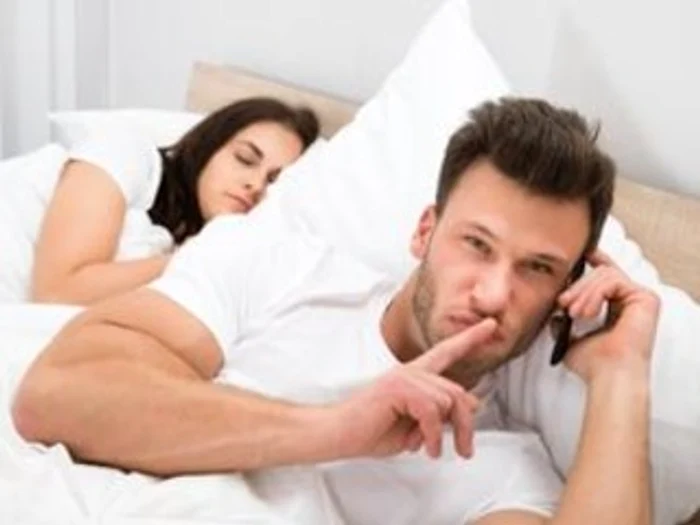 Se poate ca infidelitatea să nu aibă legătură cu apariţia unui alt partener sexual, cu trădarea fizică a relaţiei, ci cu trădarea sentimentelor şi a încrederii construite în timpfoto: shutterstock
