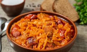 Varza calita cu carnati  Sursa foto shutterstock 1283661280 jpg