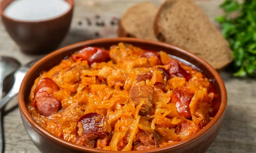 Varza calita cu carnati  Sursa foto shutterstock 1283661280 jpg