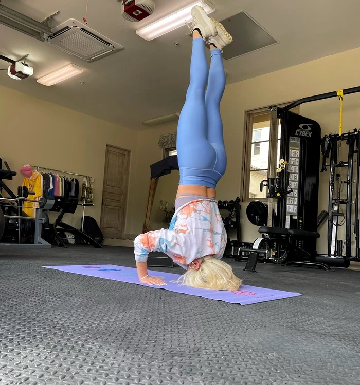 Lady Gaga stă în cap să scape de stres - foto Instagram