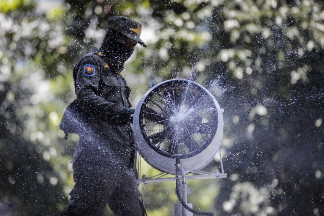 Lucrători din indonezia împrăştie dezinfectanţi în aer FOTO EPA-EFE