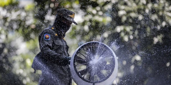Lucrători din indonezia împrăştie dezinfectanţi în aer FOTO EPA-EFE