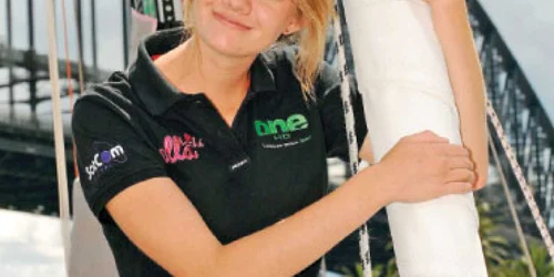 Navighează singură la 16 ani-Ştiri pe scurt