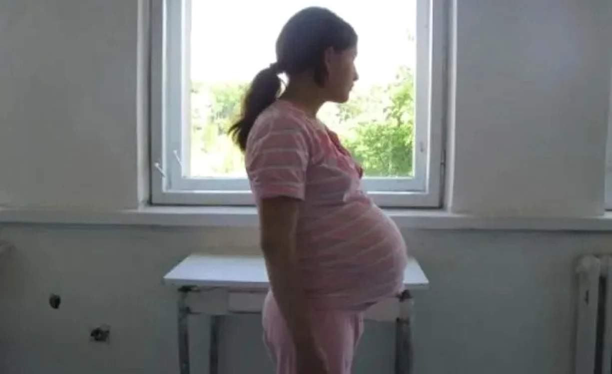 Victorița (14 ani) a fost lăsată însărcinată de iubitul cu 11 ani mai mare decât ea