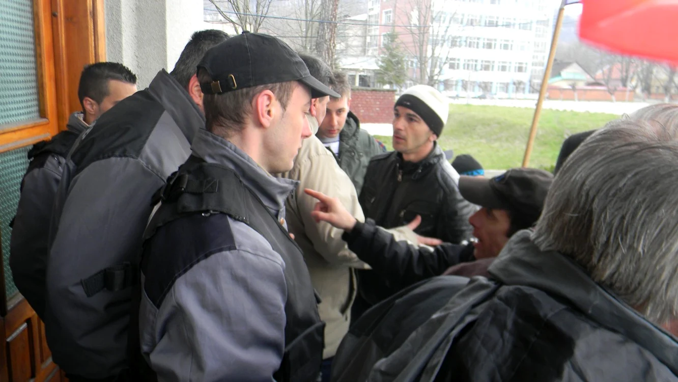 Protestatarii s-au îmbrâncit cu angajaţii firmei de pază FOTO CRISTIAN FRANT
