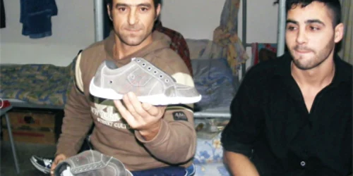 Deţinuţii lucrează pantofi de sute de euro perechea. foto: corina macavei