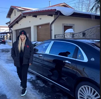 Anamaria Prodan poartă, mai nou, haine cu însemne religioase. Foto: Arhivă personală