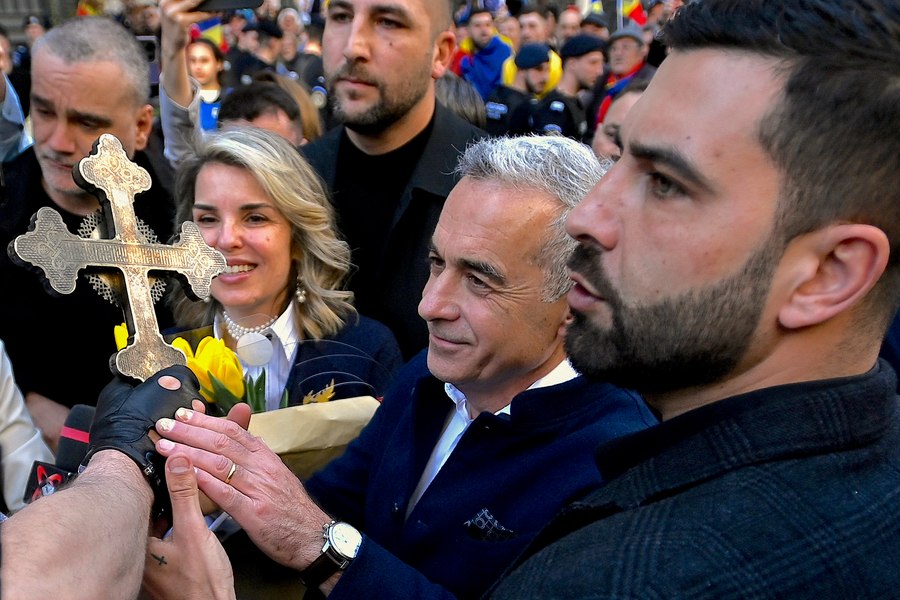 Călin Georgescu, un nou mesaj către susținători: „Vă iubesc. Înainte să răsară soarele, este foarte întuneric și foarte frig”
