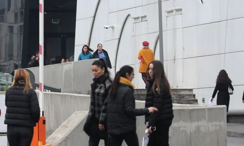 Brigitte, pe tocuri cui, la cumpărături în mall jpeg