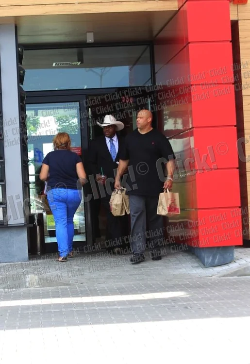 Bodyguarzii lui Akon i-au luat pui de la KFC