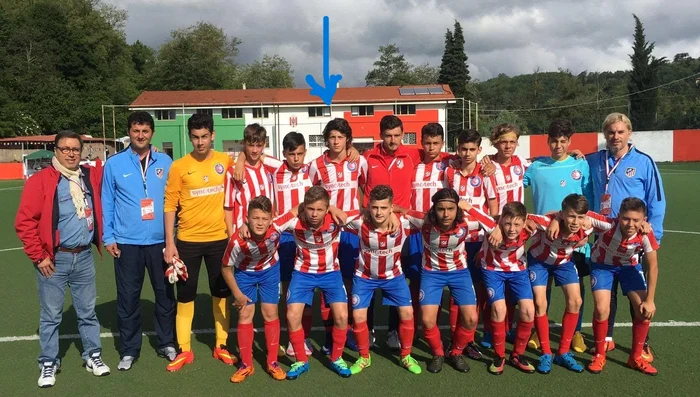 Radu, marcat cu săgeată, în tricoul lui Regal Atletico Madrid. Antrenorul Radu Gabriel, sus, dreapta