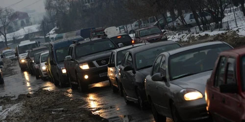 Coloanele de maşini se întind pe câteva sute de metri